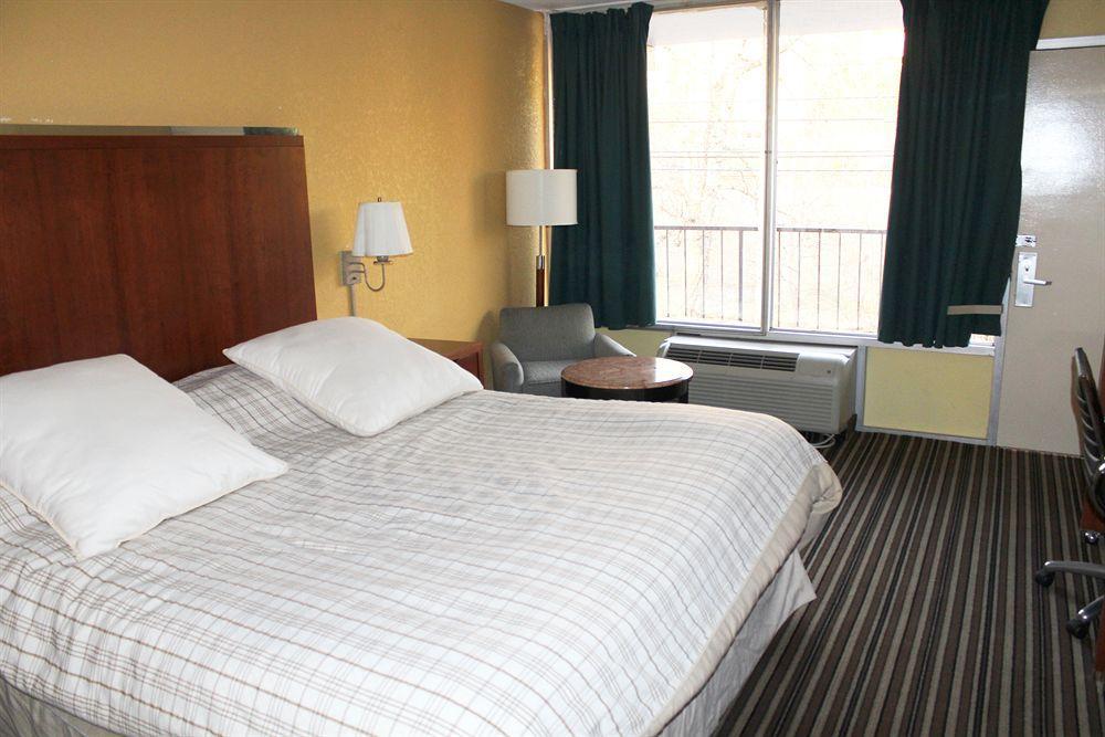 Days Inn Pigeon Forge South Экстерьер фото