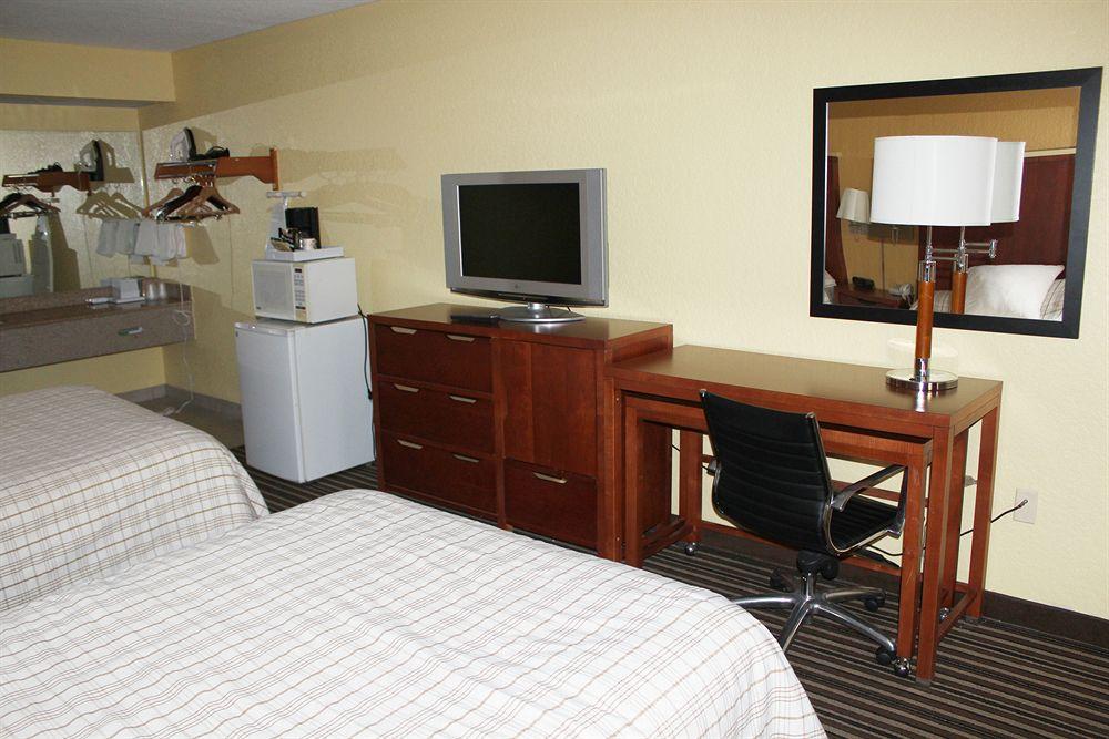Days Inn Pigeon Forge South Экстерьер фото