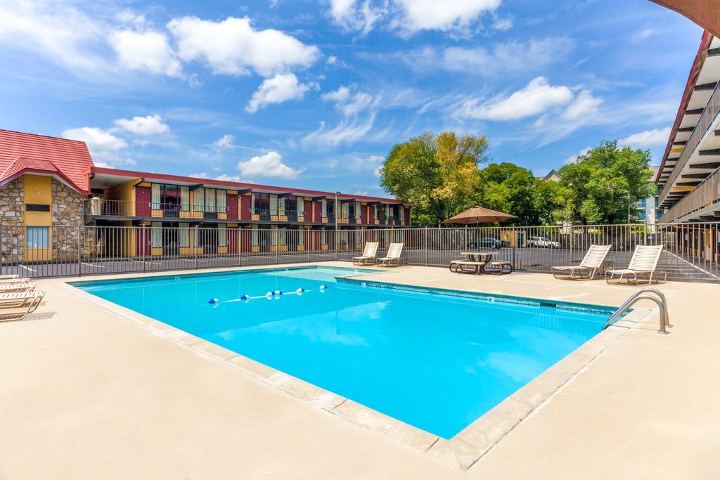 Days Inn Pigeon Forge South Экстерьер фото