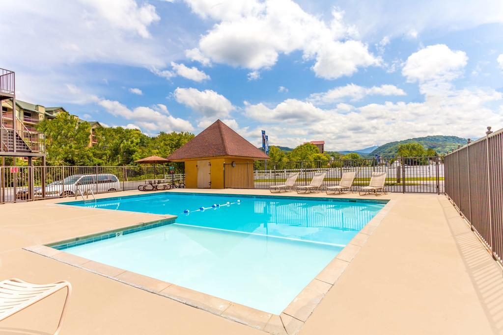 Days Inn Pigeon Forge South Экстерьер фото